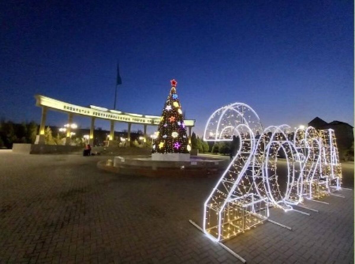 В Таразе восстановили сгоревшую новогоднюю елку