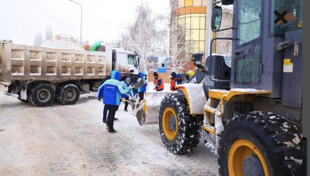 Столичные волонтеры угощают коммунальщиков баурсаками и чаем