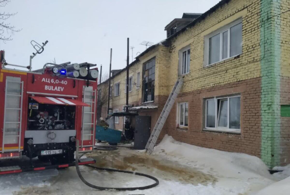 13 человек эвакуировали из горящего дома в СКО