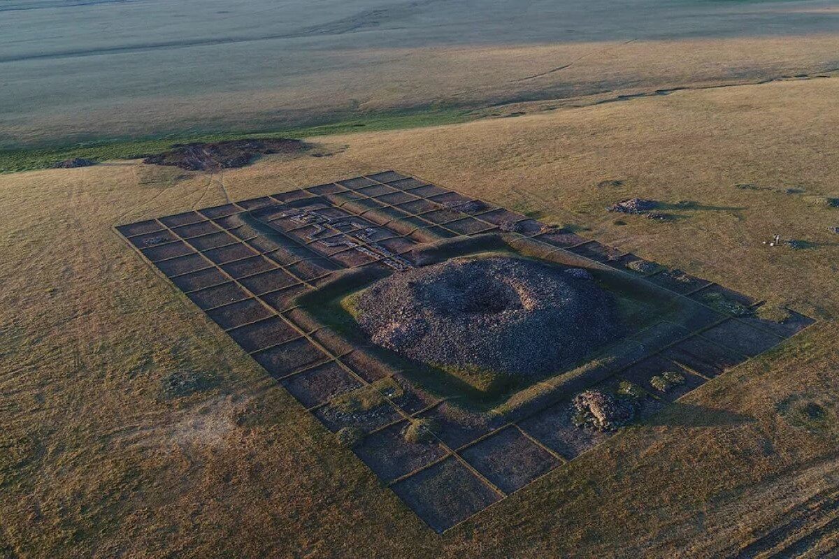 Археологи обнаружили в 1500-летней гробнице в Казахстане артефакты из золота