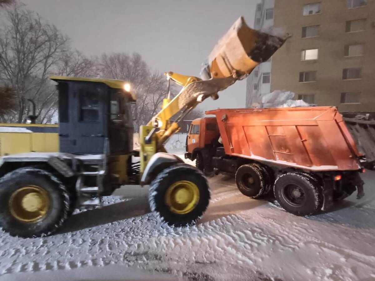 Свыше 1200 единиц спецтехники вышли на уборку улиц в Астане (ВИДЕО)