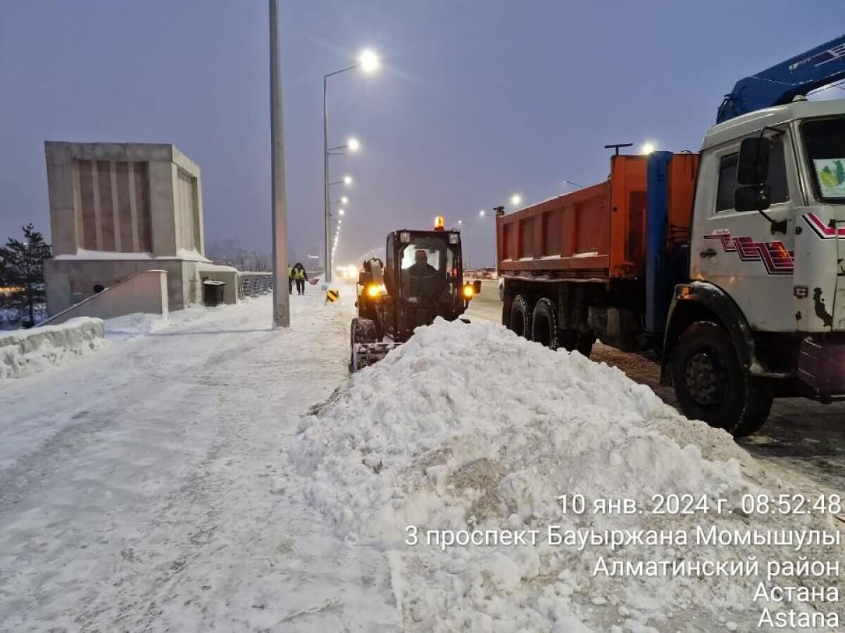 1600 единиц спецтехники и около 2500 рабочих убирают снег в Астане