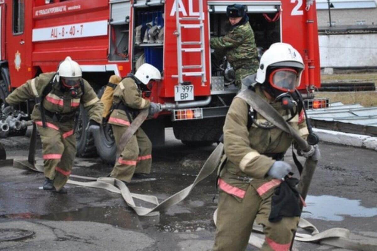 Женщину без сознания спасли из горящей квартиры пожарные в Петропавловске  (ВИДЕО)