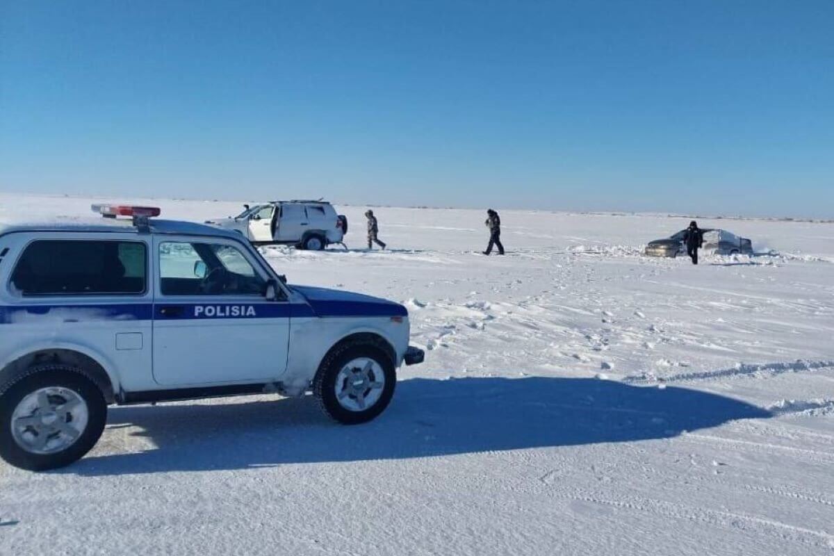 Четыре дня пережидали в авто буран рыбаки в степи под Астаной