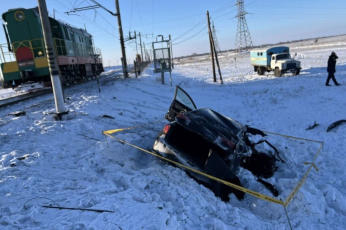 В страшном ДТП авто с электровозом погиб мужчина в Акмолинской области