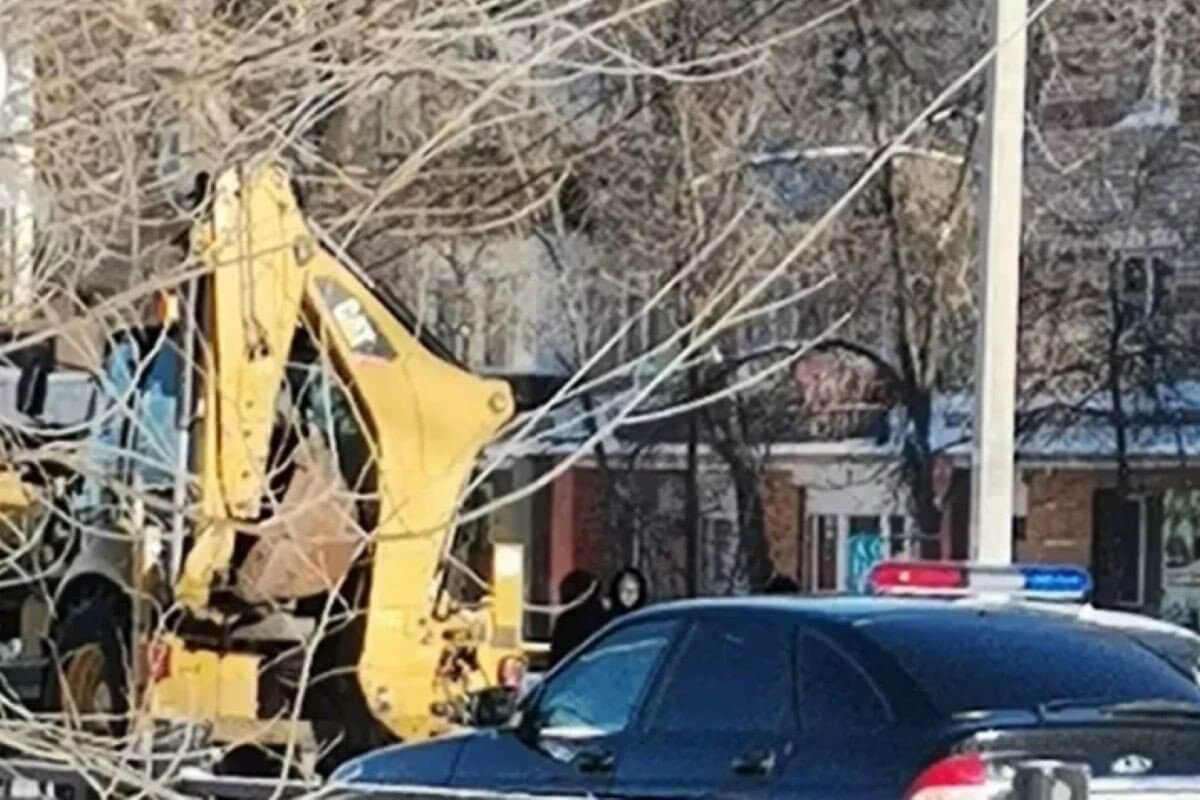 Женщина с двумя детьми попала под трактор в Уральске