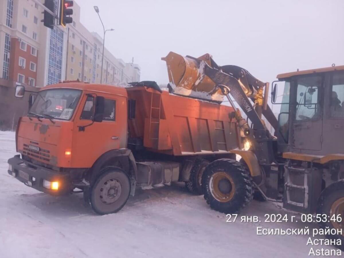 Более 2,2 тыс грузовиков снега вывезли из Астаны за сутки