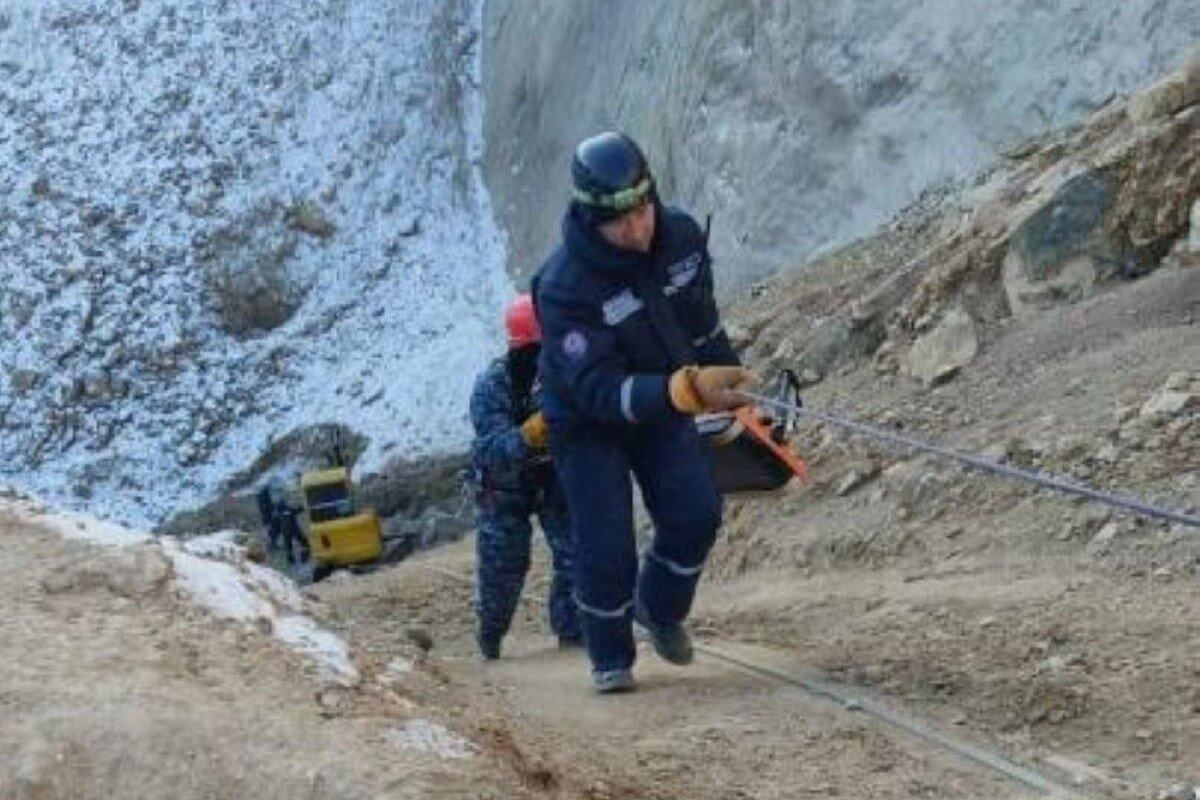 Угроза для жизни спасателей возросла на месте обвала в «Майкаинзолото»