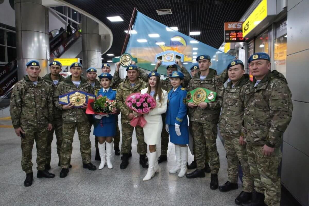 Бойцы десантно-штурмовых войск встретили Ангелину Лукас в аэропорту Алматы (ВИДЕО)