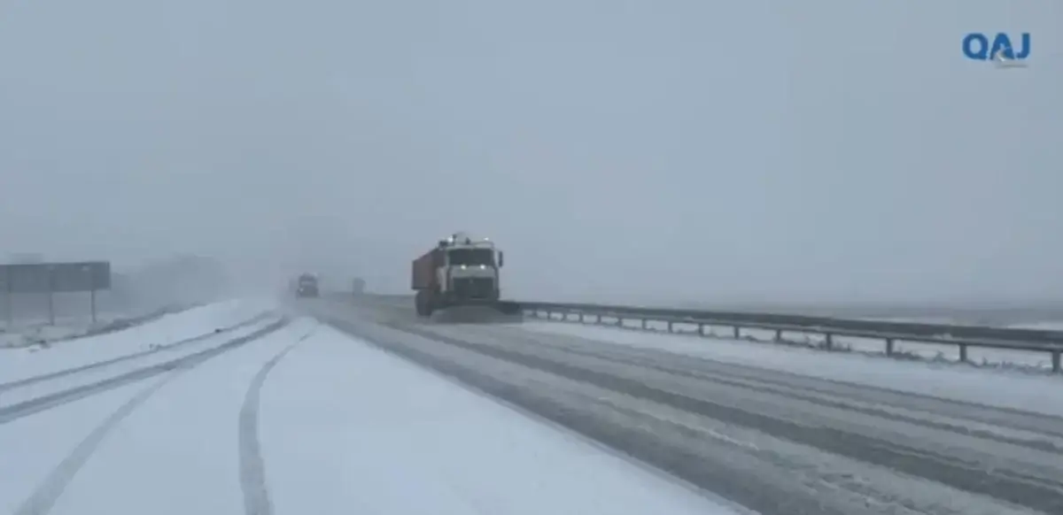 На трассах в пяти областях Казахстана ограничили движение из-за непогоды