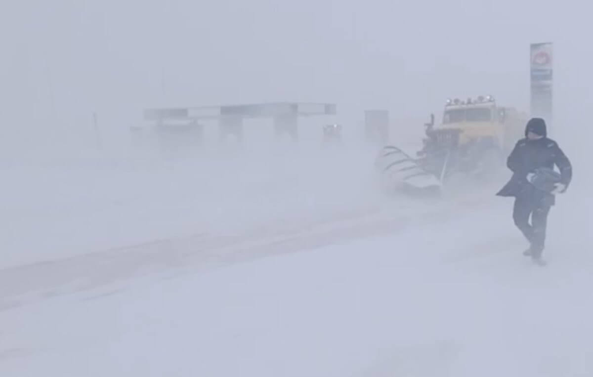 Машины в снежном плену сняли на видео на дорогах Казахстана