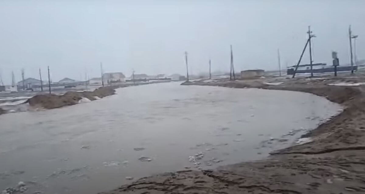 Талые воды разлились по улицам села в Атырауской области (ВИДЕО)