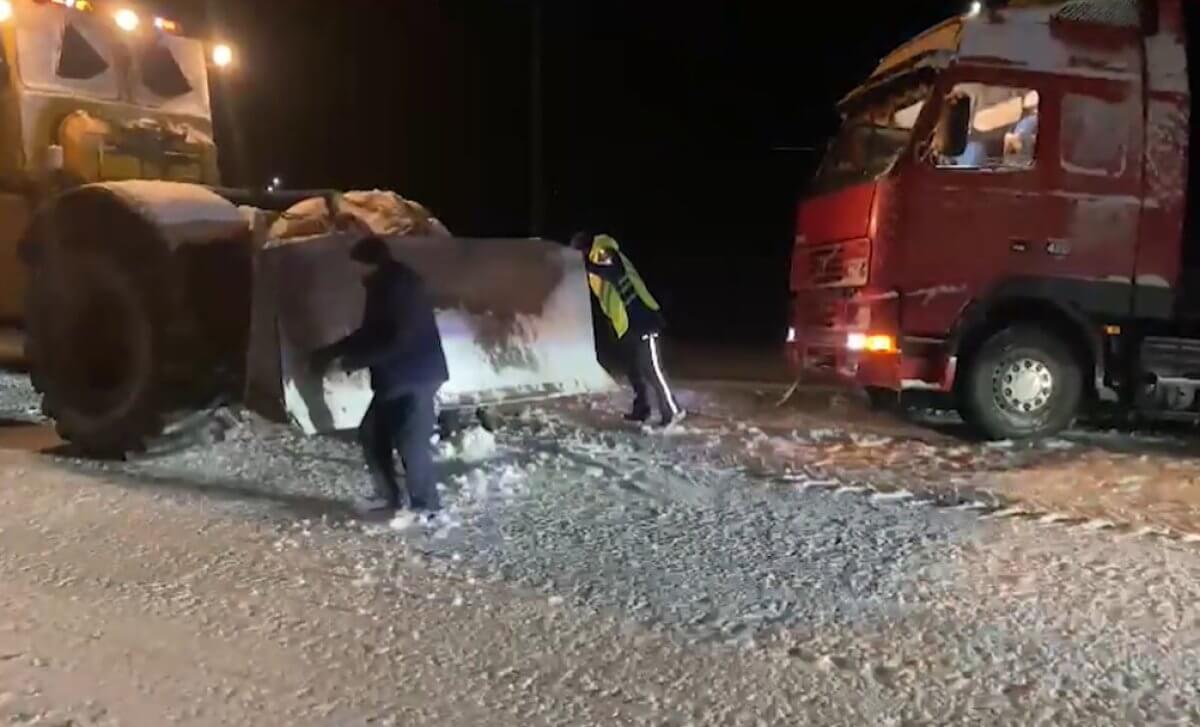 Дорожная спецтехника слетела в кювет на трассе Акмолинской области