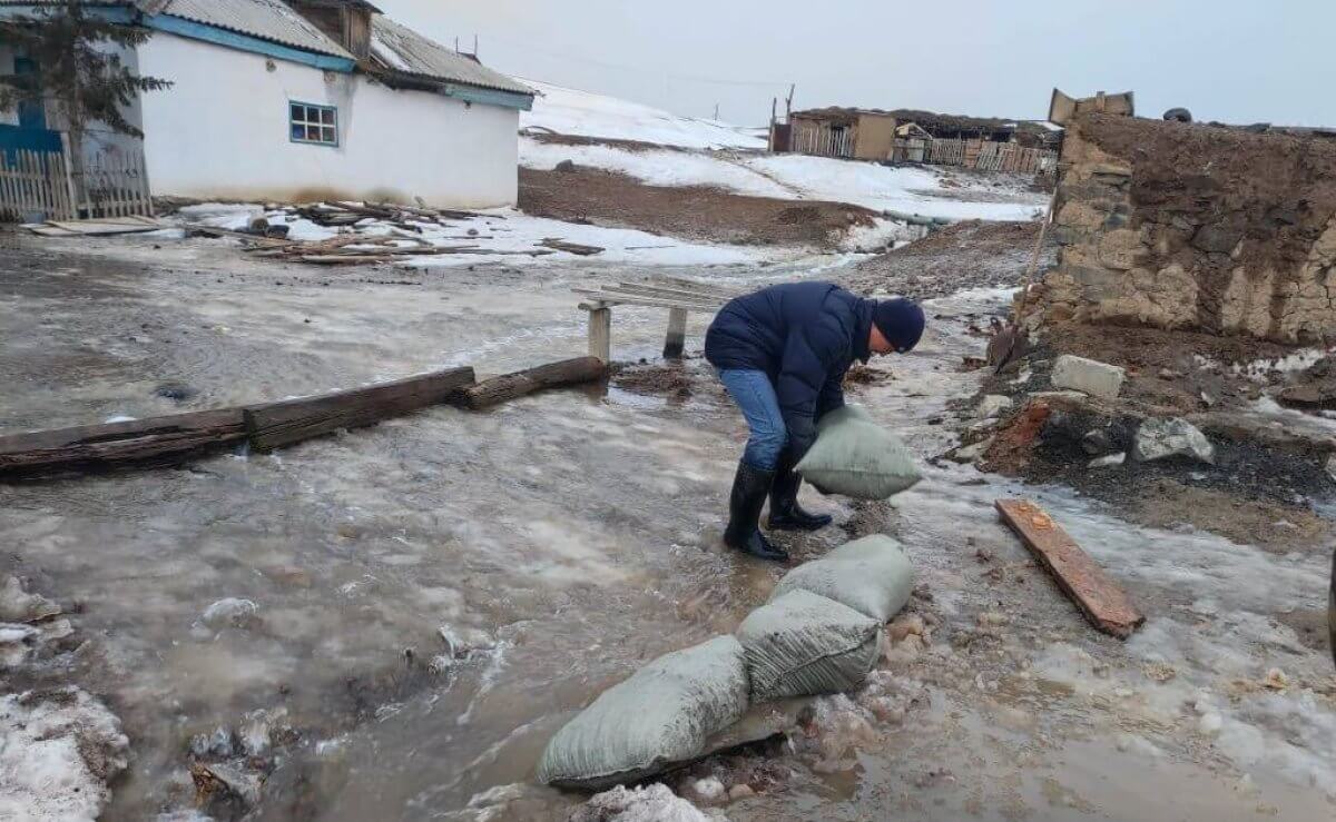 Улицы и дома затопило талой водой в Атырау (ВИДЕО)