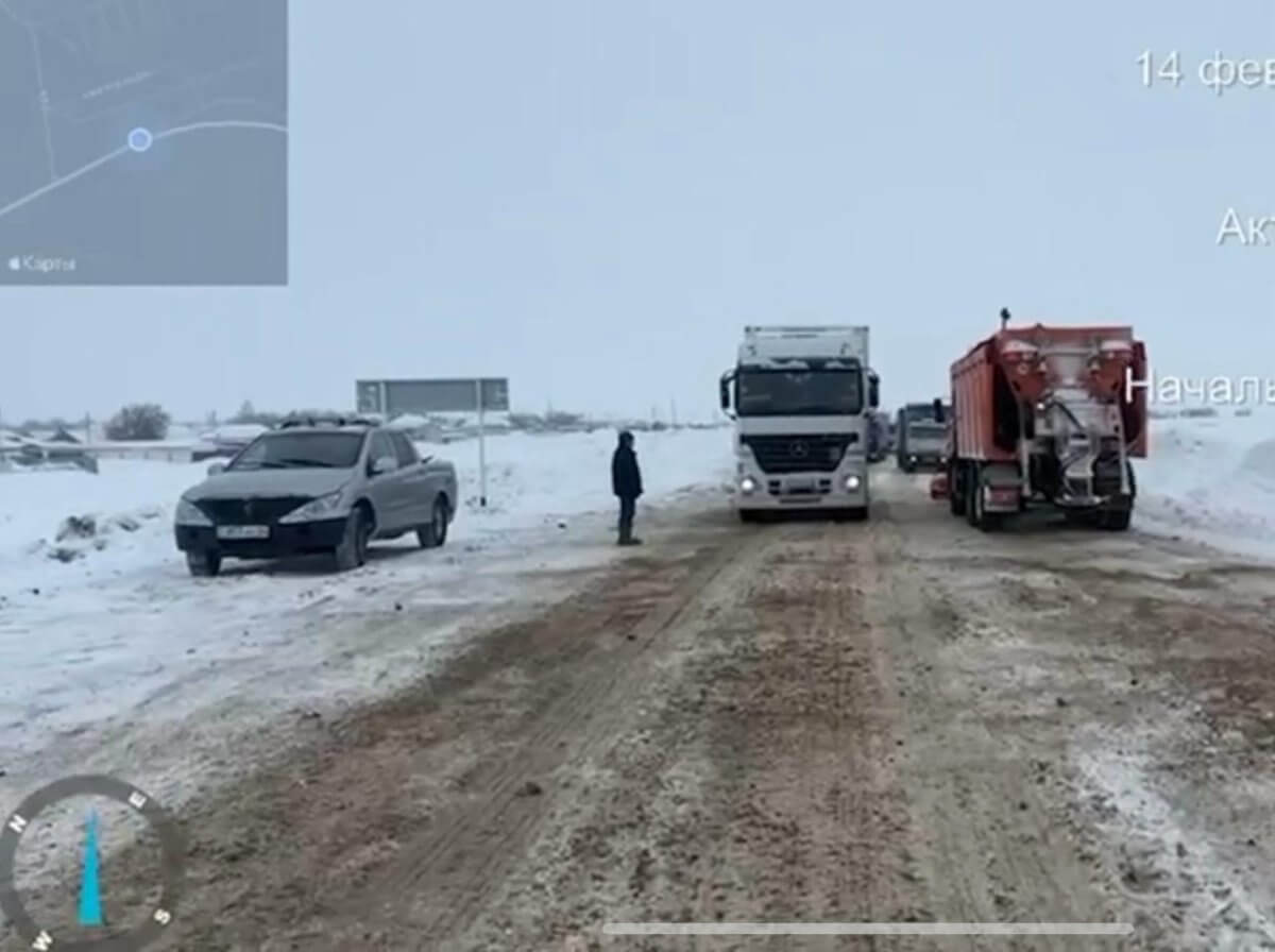 Более 2500 грузовиков застряли на трассе Самара – Шымкент