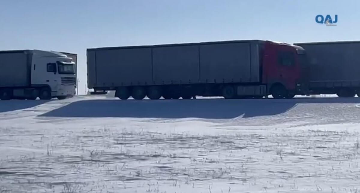 Больше сотни авто застряли на трассе в Абайской области