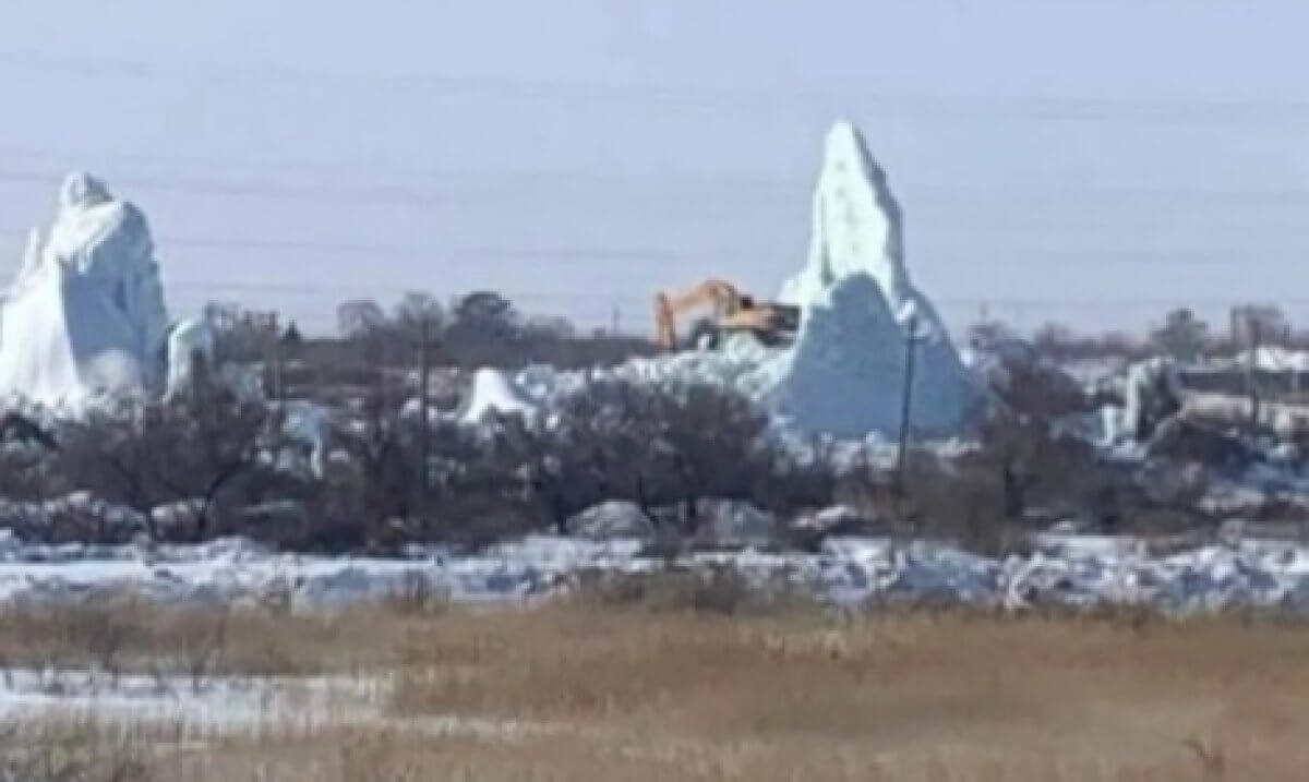 В Экибастузе снесли огромный ледник из видео Асхата Ниязова