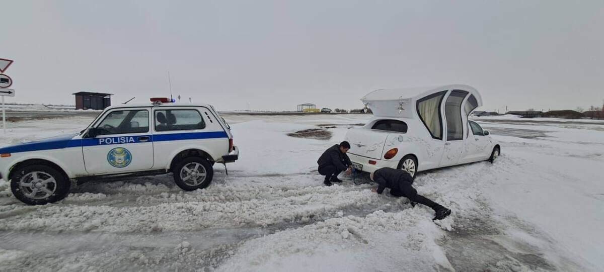 Лимузин с младенцем и его матерью застрял в сугробе в Павлодарской области