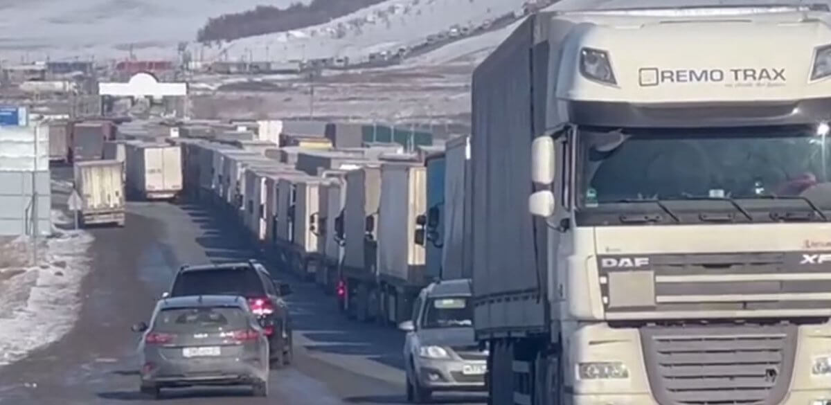 Около 280 грузовиков скопились на погранпункте в ЗКО (ВИДЕО)