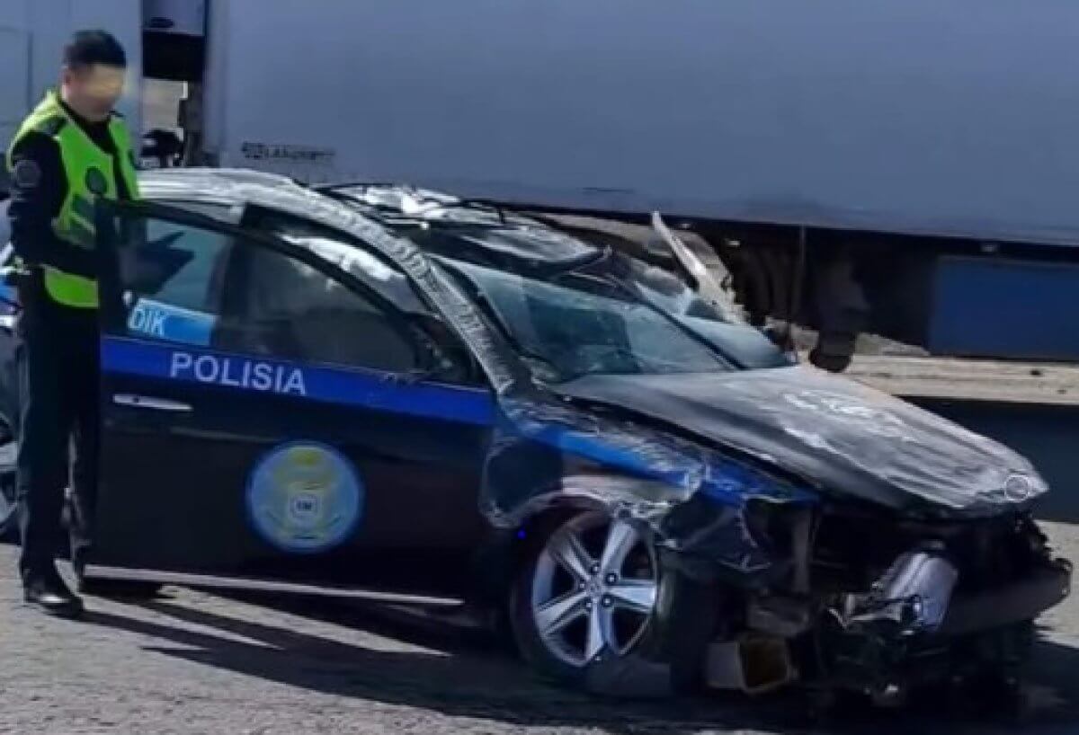 Полицейский попал в аварию на служебном авто в Актау (ВИДЕО)