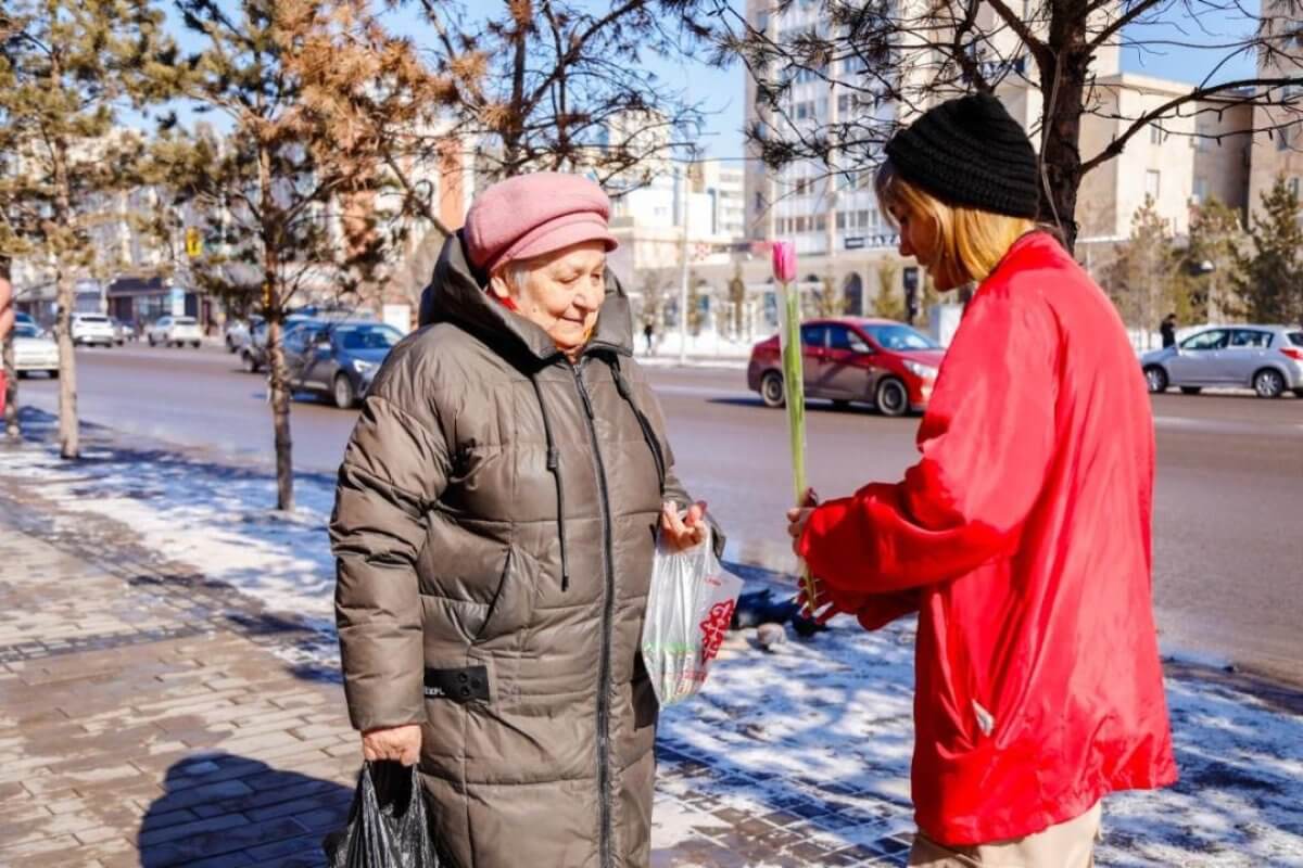 «Вооруженные» тюльпанами и шоколадом волонтеры поздравляют женщин Астаны