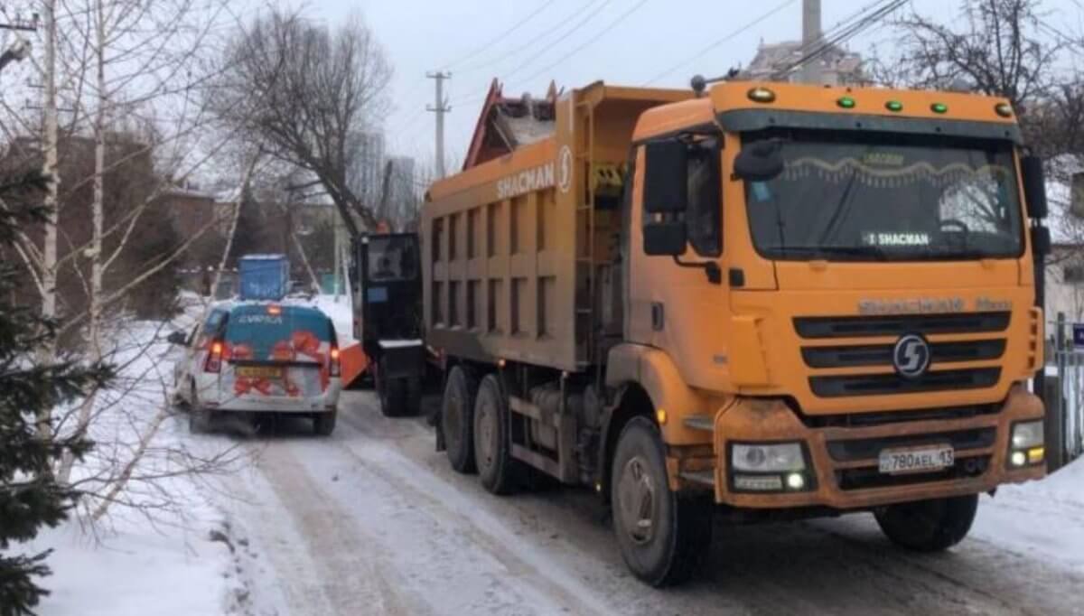 Усиленную борьбу со снегом продолжают в Астане