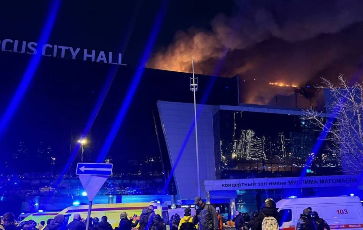 Люди погибли при нападении террористов на «Крокус Сити холл» в Москве  (ВИДЕО)