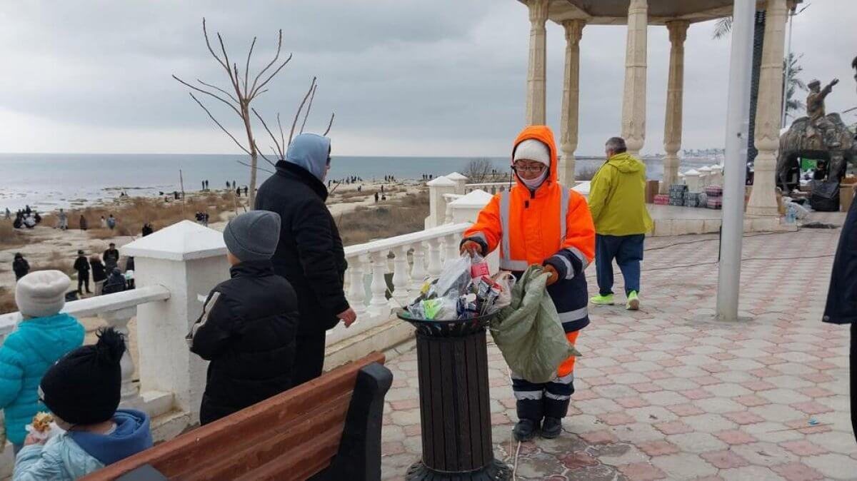 35 тонн мусора: блогер из Актау показал обратную сторону массовых гуляний  (ВИДЕО)