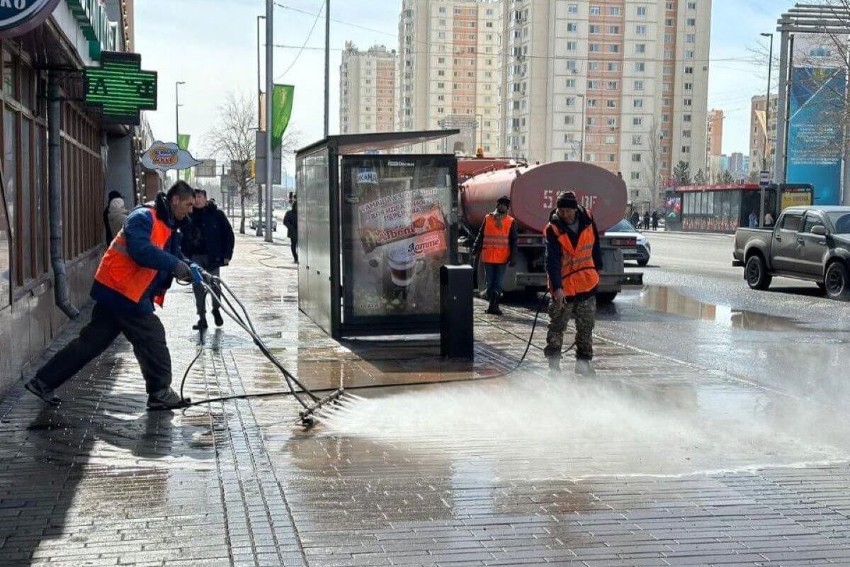 Грандиозная уборка: мосты, тротуары, памятники моют в Астане (ВИДЕО)