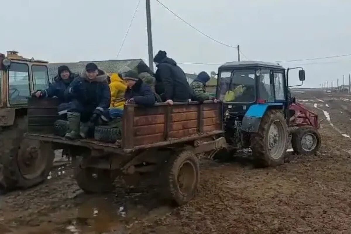 Сельских школьников на тракторе повезли сдавать пробное ЕНТ в Уральске  (ВИДЕО)