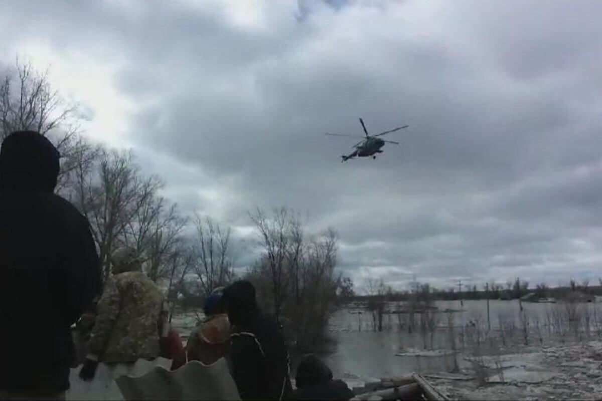 Вертолет снял 15 человек с крыши уходящего под воду сарая в Актюбинской  области (ВИДЕО)