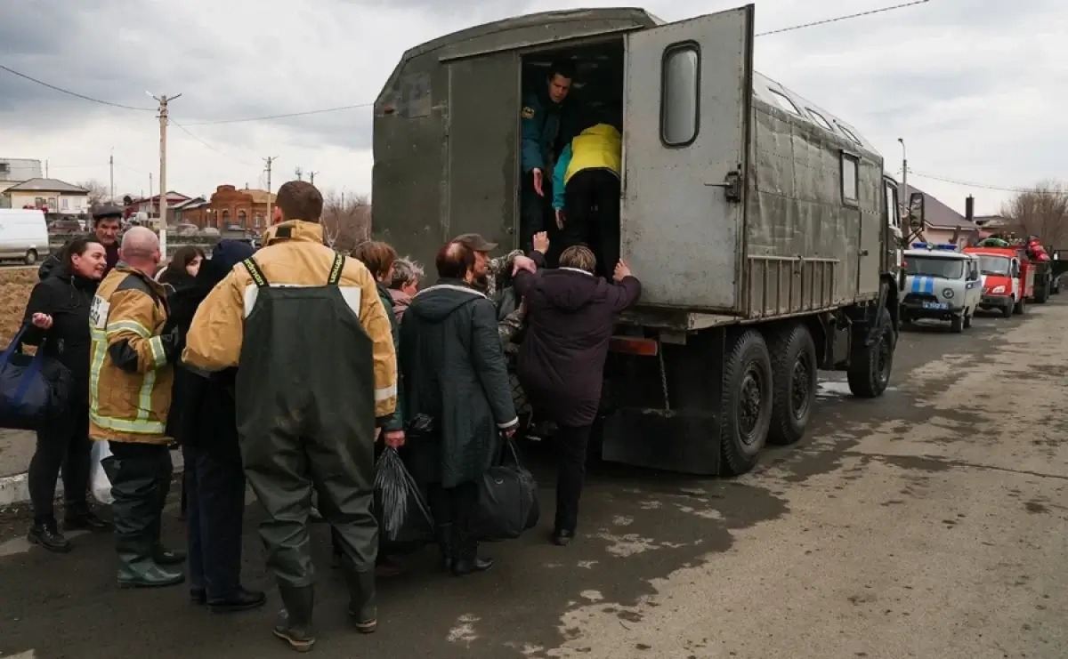 Снова прорвало дамбу в российском Орске (ВИДЕО)