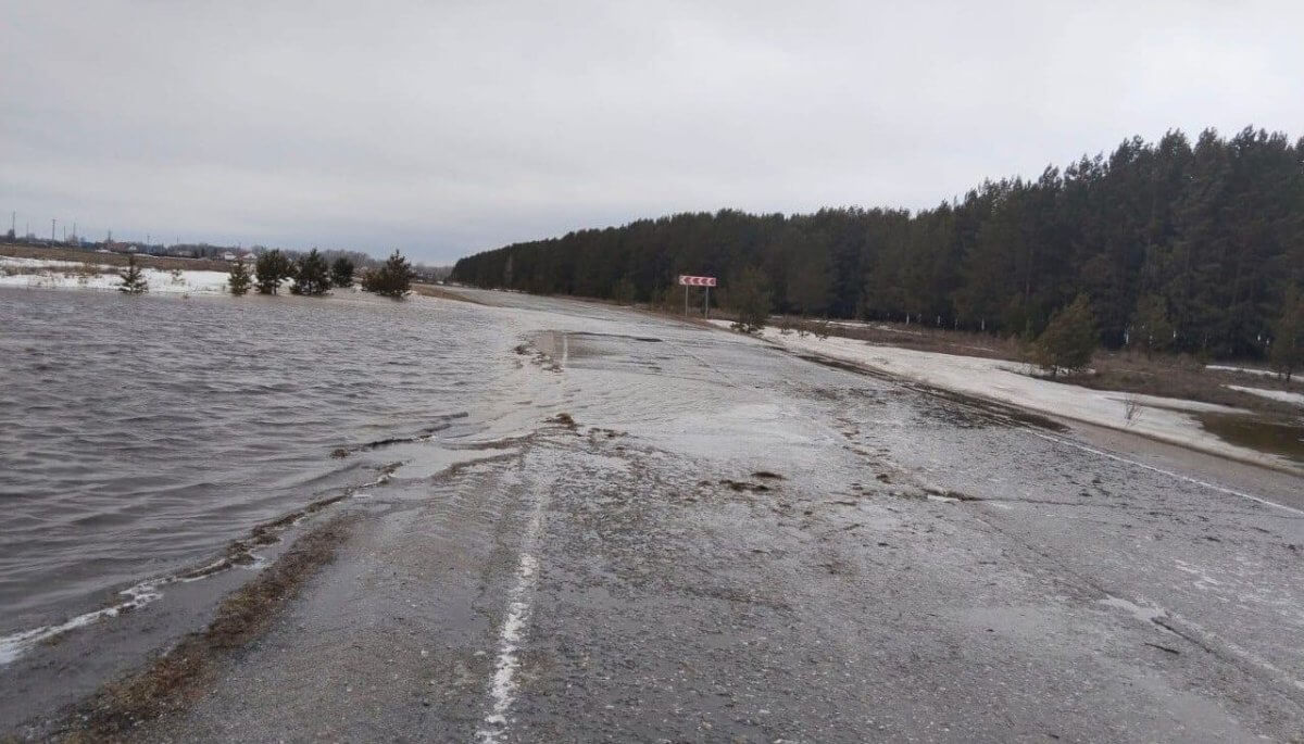 Талые воды вышли на дороги в пяти областях страны