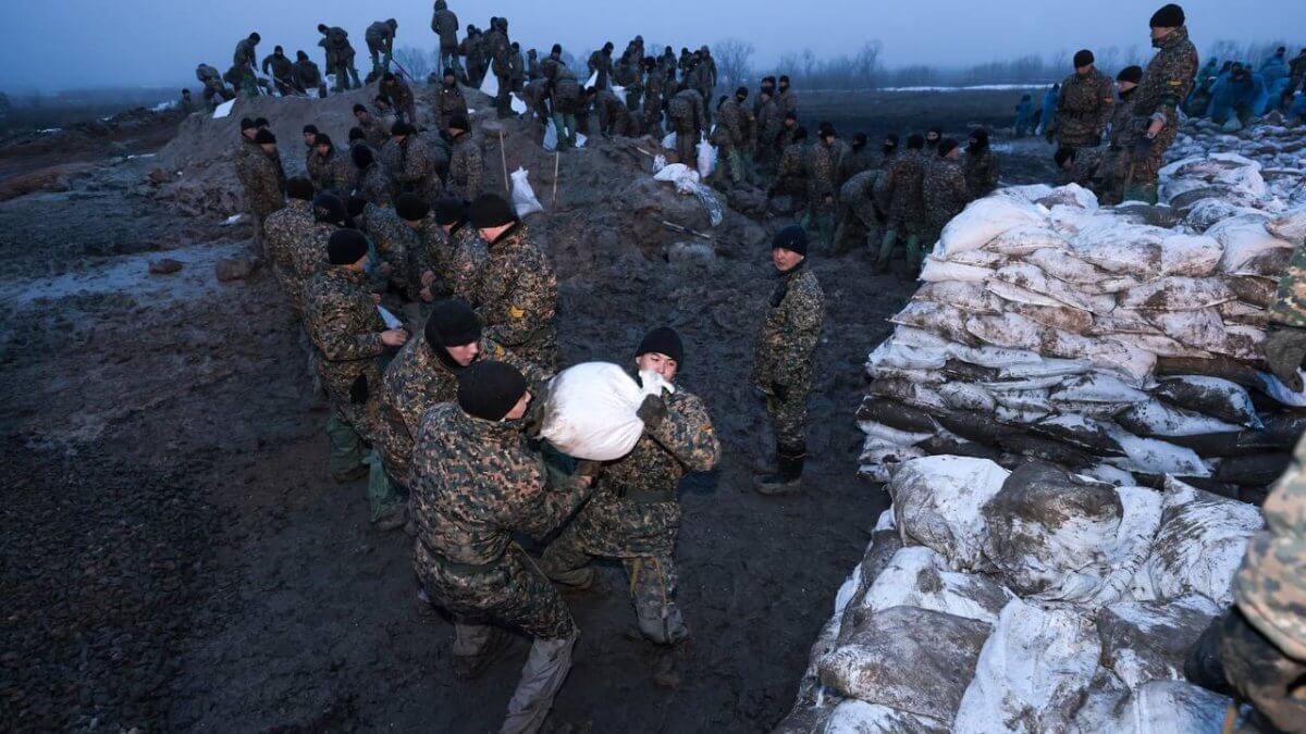 В ожидании большой воды: в СКО срочно укрепляют дамбы и вскрывают дороги