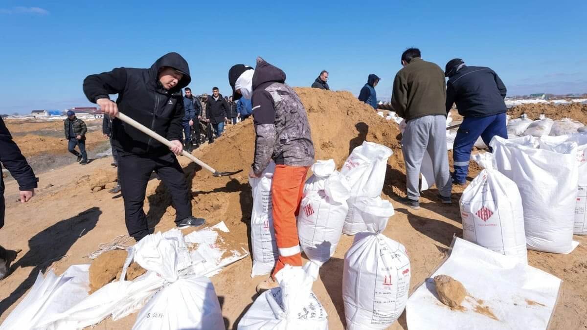 Останки человека нашли при строительстве дамбы в Атырауской области