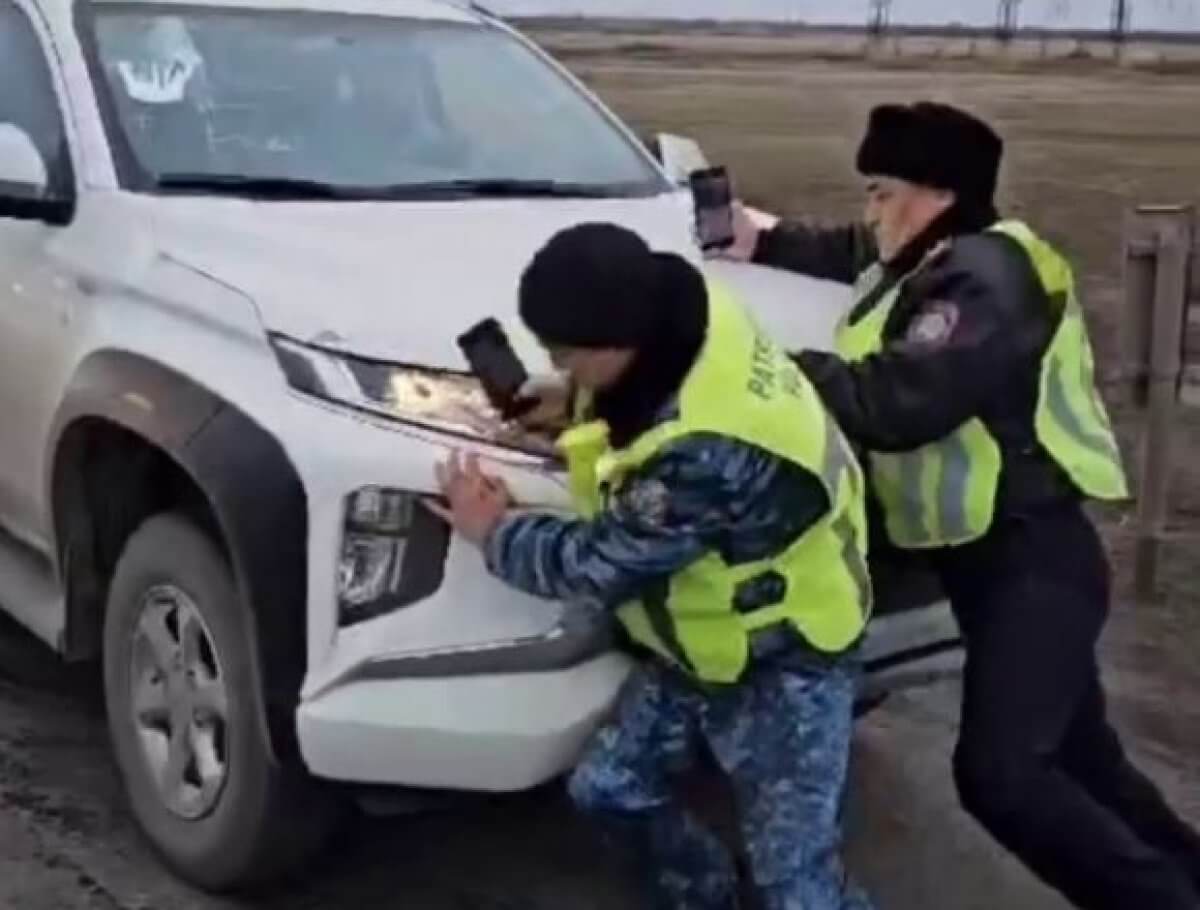 Водитель таранил полицейских на блокпосту в Костанайской области (ВИДЕО)