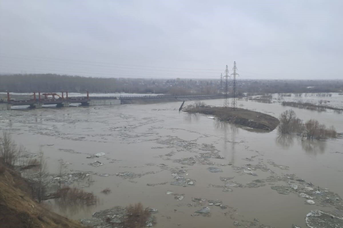 Паводки в СКО: сотрудники МЧС и энергетики борются со стихией (ВИДЕО)