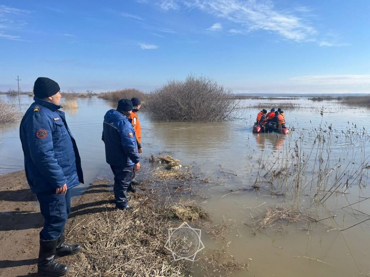 Паводки затопили дороги в трех областях Казахстана