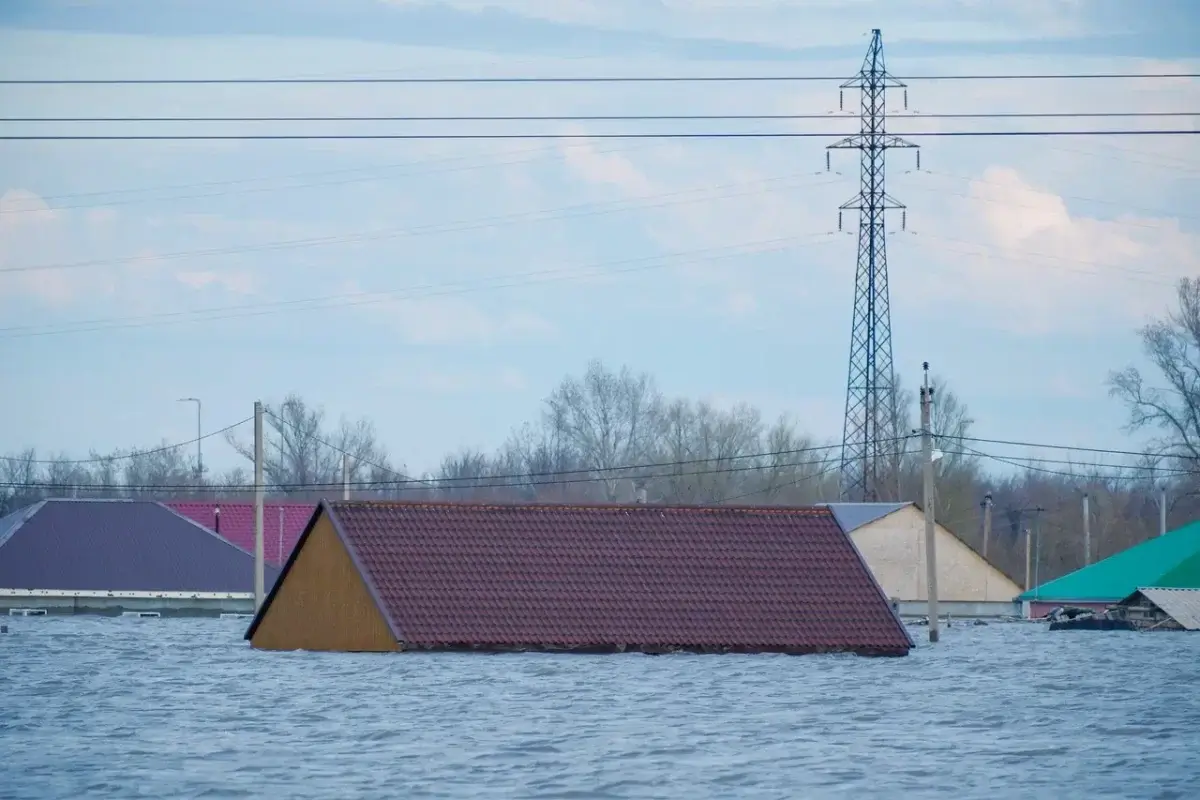 Вторая волна: как жители Уральска готовятся к приходу воды из России (ФОТОРЕПОРТАЖ)