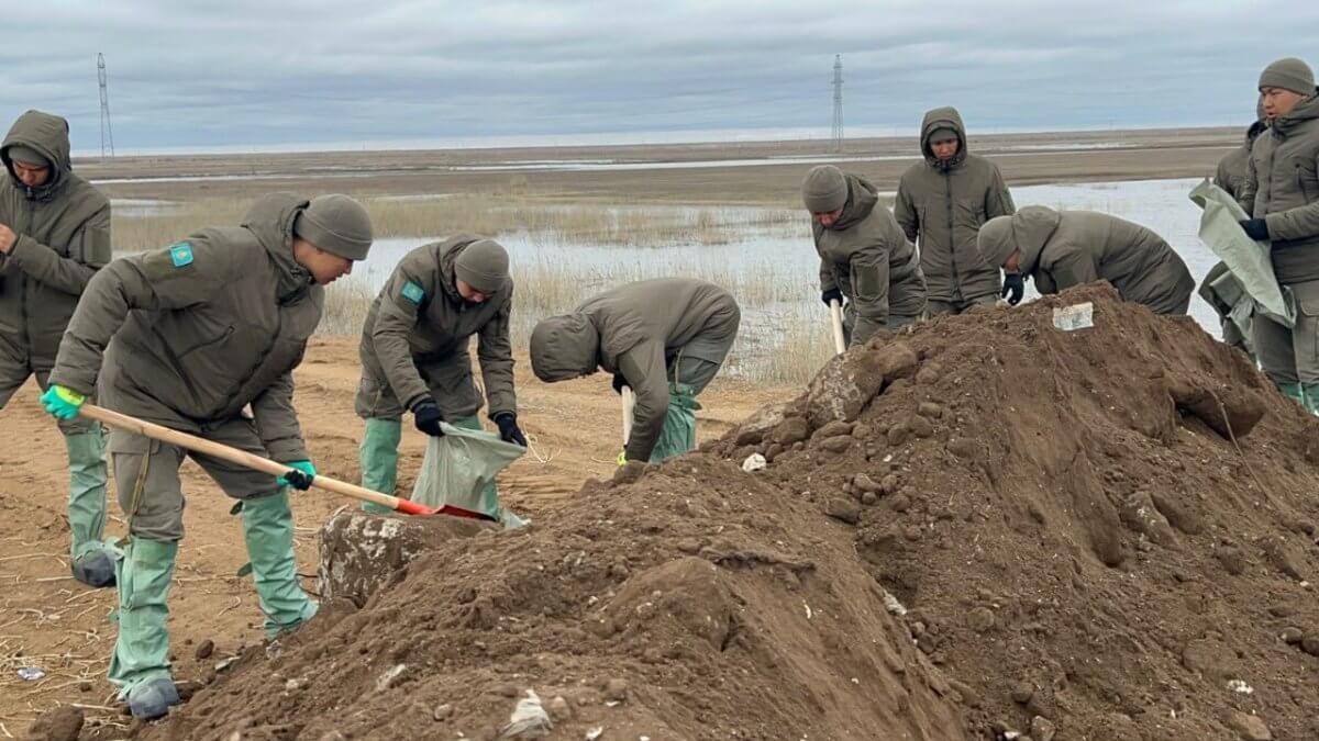 Служба госохраны укрепляет дамбу в Акмолинской области