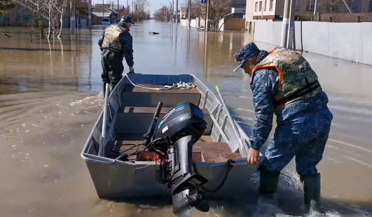 На лодках охраняют имущество эвакуированных людей полицейские  Петропавловска (ВИДЕО)