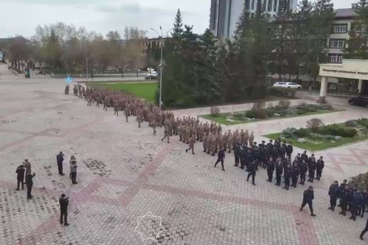 Прибывших на борьбу с паводками спасателей торжественно проводили в СКО (ВИДЕО)