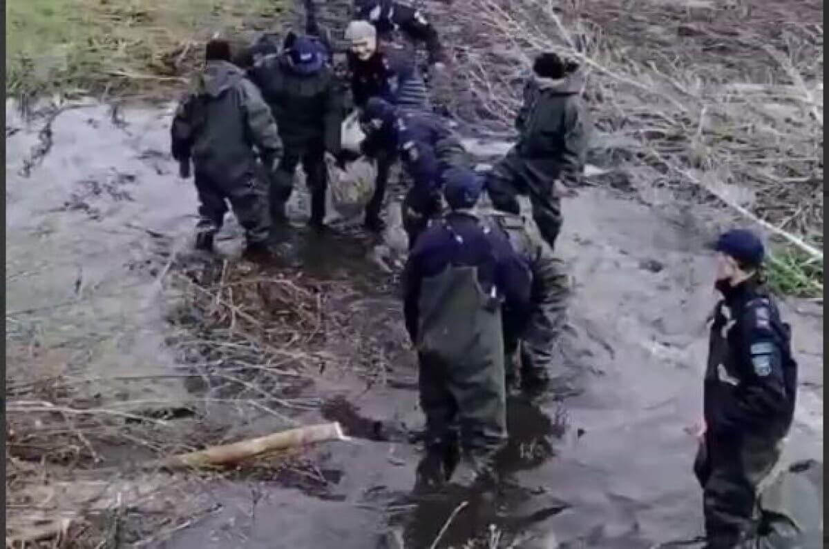 Поселок спасают от поднявшейся воды в ВКО (ВИДЕО)