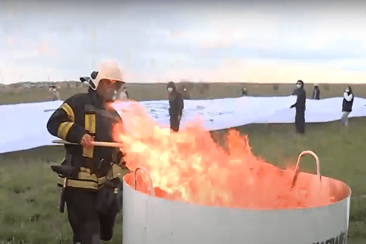 В Астане показательно сожгли 10 тонн конфискованного насвая (ВИДЕО)