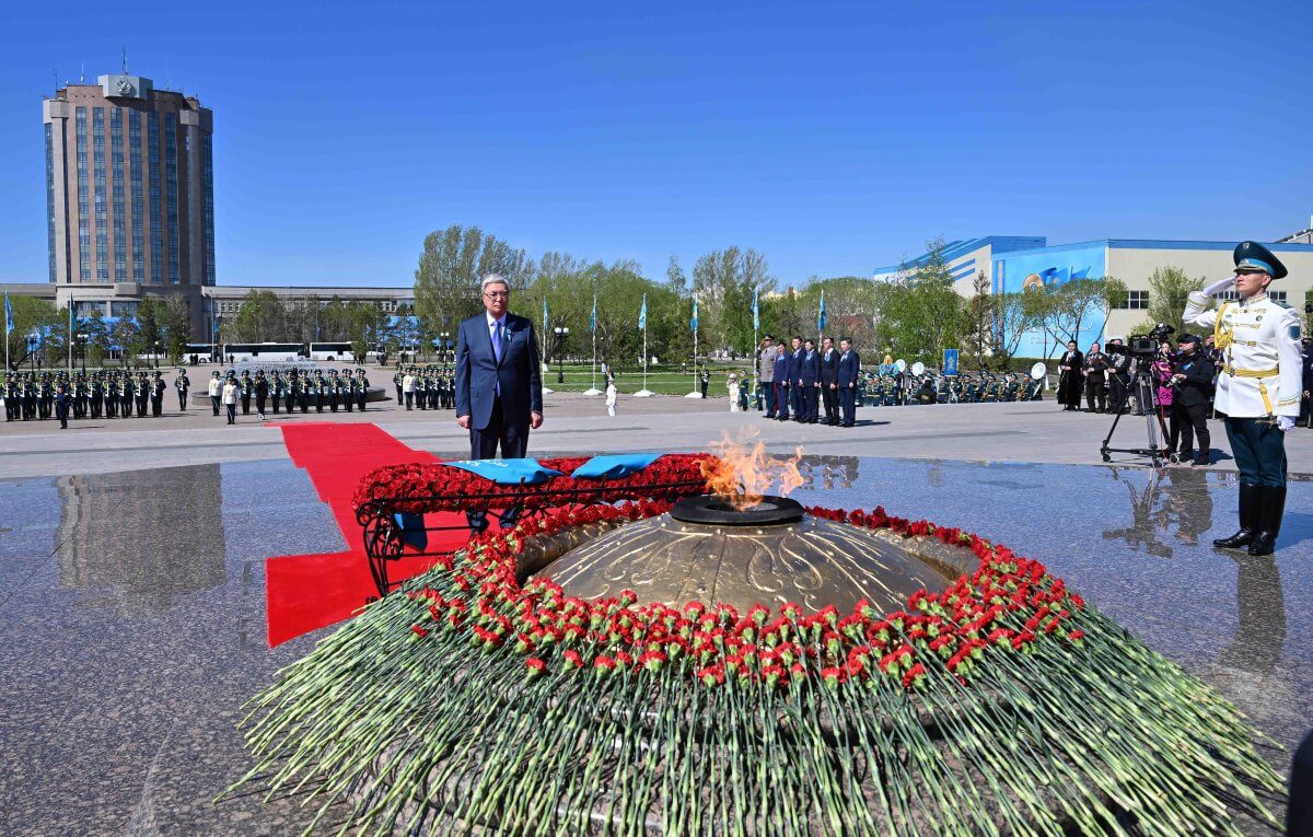 Касым-Жомарт Токаев возложил цветы к монументу «Отан Ана»