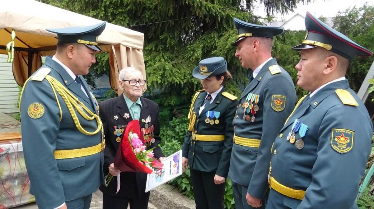 Мелодии военных лет исполнили для ветеранов военные музыканты в Алматы