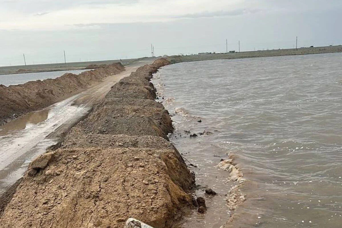 Вода подступает: эвакуация населения началась в селе Атырауской области (ВИДЕО)