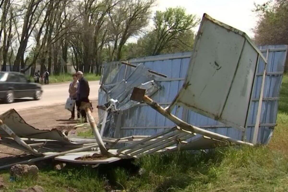 Парню оторвало ногу»: очевидцы рассказали о смертельном ДТП с грузовиком в  Байсерке