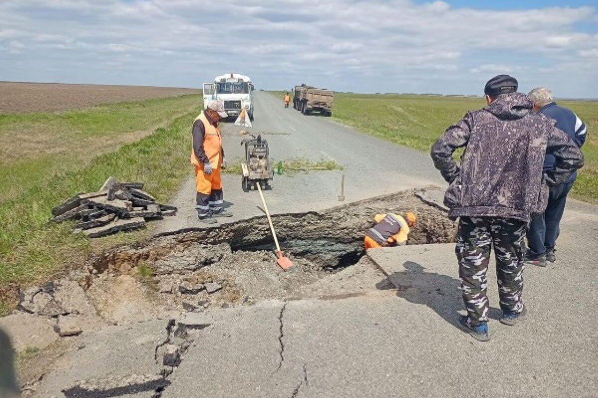 КамАЗ провалился в яму на загородной трассе в Костанайской области