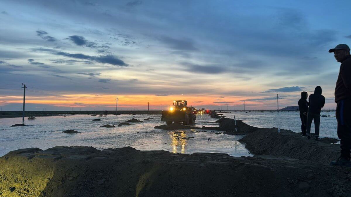 Паводки в Казахстане: уровень воды в реке Жайык продолжает расти